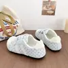 Sapatos baixos brancos de bolinhas com biqueira reforçada e velcro para mulheres, novo modelo outono 2026, tênis casuais leves versáteis para estudantes