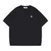 Camiseta de Malha Stone com Manga Curta, Logo Bordado Pequeno no Peito, Corte Casual Solto, Cor Lisa, Gola Redonda, Unissex, Tendência