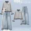Conjunto estiloso para primavera e outono para crianças mais velhas: um cardigã xadrez estiloso em retalhos de manga comprida combinado com calças jeans estilo doce e uma gravata borboleta - um conjunto de duas peças