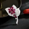 Broche Pequeno Elegante com Folhas Vermelhas de Zircônia Balançantes Acessórios de Corsage da Moda Anti-Luz para Mulheres