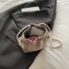 Bolsa Pequeña de Verano 2026 Nueva de Moda Bolso Cruzado de un Solo Hombro para Niñas, Mini Bolso Cubo Tejido de Paja Influencer de Instagram