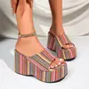 Chinelos Plataforma Cuña Coloridos Listrados da Moda para Mulheres, Combinam Bem com Saias, Estilo Fada, Tira Única, Dedos Abertos, Aumenta a Altura, Calçados de Praia
