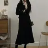 Conjunto de Veludo Cotelê Estilo Hepburn para Mulheres, Design de Outono, Jaqueta Estruturada de Manga Longa nos Ombros, Saia Longa Cauda de Peixe que Marca a Cintura