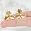 Aretes de Flor de Tres Hojas con Sentido de Diseño Original Aretes Exquisitos de la Suerte que Combinan con Todo Nuevos Aretes Elegantes de Moda Simple