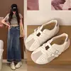 Sapatos Mary Jane de tiras cruzadas em estilo descontraído para mulheres, novo modelo de verão 2026, sapatos de salto quadrado vazados confortáveis, sapatos casuais off-white