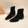Botas de Cano Curto com Salto Bloco em Camurça Francesa Femininas Outono Inverno Novo Estilo Zíper nas Costas Bico Fino Botas Emagrecedoras Diárias Botas Femininas de Salto Alto para Uso Externo