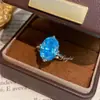 Anillo de Color Azul Hielo Marítimo con Corte de Flor de Hielo Huevo de Paloma de Lujo Ligero a la Moda con un Toque de Alta Gama, Anillo Verde Manzana de Diamante de Alto Carbono Padparadscha