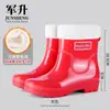 Botas de lluvia cortas duraderas para mujer, zapatos de agua de moda hasta la pantorrilla, botas de goma cálidas para adultos de cocina, trabajo antideslizante impermeable