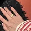 Anéis Vintage com Anéis e Diamantes para Meninas Design de Nicho Luxo Leve Branco Elegante Exquisito Círculo Anel de Dedo Versátil