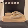 Chanclas de cuña con pedrería estilo hada para verano 2026 Sandalias con plataforma gruesa para aumentar altura para uso en exteriores Chanclas de dedo antideslizantes para la playa