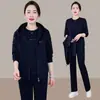 Conjunto de Três Peças com Garantia de Qualidade Sem Bolinhas Redutor de Idade Mãe Com Capuz Roupas Esportivas Primavera e Outono Estiloso Casual Roupas de Corrida Outono