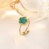 Acero de Titanio Color Dorado de 18K Collar, Pulsera, Pendientes y Anillo de Trébol de Cinco Hojas Lisos, Set de Cuatro Piezas, Joyería de Moda para Mujer