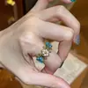 Anillo Ovalado Retro Europeo con Flor Azul y Perla para Mujer, Sensación de Alta Gama, Personalizado, Ilumina la Piel, Versátil, Anillo Abierto Ajustable para Dedo Índice