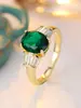 Anillo retro ovalado de circón verde, superventas transfronterizo europeo y americano, con diseño de diamante trapezoidal y anillo ligero de lujo bañado en oro