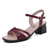 Sandálias femininas de verão Daifa Couro legítimo Bloco de cores da moda Salto grosso Sapatos femininos Sandálias de couro casuais de meia-idade com mãe