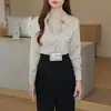Foto real de una camisa de mujer de alta gama para el trayecto al trabajo profesional, colección otoño 2026, hecha de satén de acetato, elegante y estilizada, en color blanco