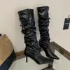 Botas luxuosas de salto alto, de cano até o tornozelo e bico fino, com fivelas metálicas delicadas, perfeitas para outono e inverno, apresentando um design plissado e um efeito emagrecedor.