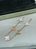 Artículo popular para transmisiones en vivo: Pulsera de trébol de cuatro hojas de alta gama V-gold para mujer, lujo ligero, moderna y versátil, pulsera de cinco flores de ágata y nácar chapada en 18k