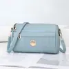 Venta al por mayor de fábrica bolsos para mujer bolsos cuadrados pequeños bolsos de un hombro cruzados bolsos para mujer de mediana edad rayados repujados modernos versátiles verano nuevo estilo