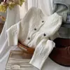 Bordado Pegasus outono e inverno novo estilo cardigã de tricô com trama de cable malha solta de manga comprida suéter de malha peça externa elegante macio e fofo suéter feminino