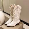 Botas de cowboy ocidentais bordadas para mulheres 2023 outono e inverno Novo tamanho grande pontiagudo transfronteiriço europeu e americano salto grosso botas de cavaleiro alto