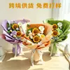 Ramo de flores de hilo tejido a mano, con girasoles y lirios cala, una pieza decorativa para el escritorio del hogar o la oficina, y un regalo perfecto