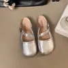 Mules cerradas de punta plateadas, estilo francés, de suela plana y piso suave, para mujer, nuevas sandalias slip-on primavera-verano 2026