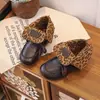 Zapatos de Cuero Marrón Versátiles y Elegantes Estilo Otoño 2026 para Niñas, Botines Retro con Adorno Floral para Niñas