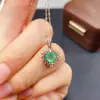 Colgante de Esmeralda Natural Transfronterizo Accesorios para Mujer Nicho de Alta Gama Joyería de Plata 925 7*7 Joyería de Lujo Venta Directa de Fábrica