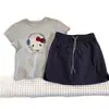 Camiseta Cinza de Manga Curta para Meninas para o Verão, Emagrecedora e Estilosa, com um Design Único e Lindo de Gato, Saia Curta Evasê com Forro