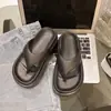 Novas Pantufas Antiderrapantes EVA Aumenta Altura Solado Grosso Modernas Clip Chinelos Femininos Super Macias Sensação de Merda Verão Para Usar Dentro e Fora