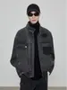 Otoño/Invierno 2026 Pesada Lavada Desgastada Parches Múltiples Bolsillos Estilo Biker Cuello Alto Silueta Corta Chaqueta de Mezclilla Tendencia