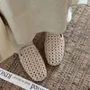 Chinelos de Moda Tecidos Vazados 1cm 2026 Verão Outdoor Bico Redondo Planos Slip-On Sandálias Versáteis