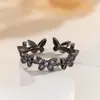 Chica Guapa Lleva Anillo Abierto de Mariposa de Circonita Morado Oscuro Anillo Personalizado de Nicho para Mujeres