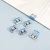 Carpeta con pestaña para organizar exámenes y materiales; clips para encuadernación.