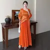 Miyake Primavera Europeia e Americana Moda Feminina Plus Size Casual Elegante para o Trabalho Terno com Estampa Dourada com Pregas e Design Estiloso