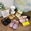 Nuevos zapatos de verano para mujer, cerrados y calados, tipo slip-on, ligeros y súper estilosos, zuecos antideslizantes ultra populares para mujer