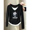 Camiseta feminina de algodão puro com manga longa e decote V, design de duas peças falsas, versátil, modelagem slim, acinturada, base para o outono