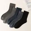 Novas meias masculinas color block para primavera/verão, finas e respiráveis, versáteis para uso casual e de negócios, apresentando um design de malha de dupla camada e um ajuste solto