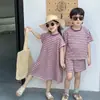 Roupas de Irmão e Irmã Verão Novo Estilo Coreano Vestido Listrado Sem Manga para Meninas Conjunto Elegante de Duas Peças com Manga Curta para Meninos Tendência