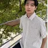 Camisa Masculina de Seersucker com Listras Verticais de Manga Curta, Leve e Respirável para o Verão, Manga Meia, Ombro Normal, Proteção Solar