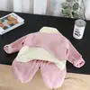 Conjunto Elegante de Primavera y Otoño para Niñas 2026 Nueva Moda Conjunto de Tres Piezas de Manga Larga para Bebés Ropa de Otoño de Moda para Bebés y Niños