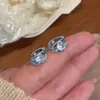Nuevos y elegantes pendientes mini de circonita brillante color oro metálico para mujer, de lujo ligero, accesorios para la oreja únicos y hermosos.