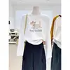 Camiseta de manga larga moderna y versátil para mujer con diseño de hombro recto, hecha de algodón puro, en un elegante color gris con un diseño sofisticado y textura acanalada, perfecta para el otoño.