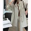 Trench coat casual simples coreano para mulheres, corte solto, gola semi-alta, ombros caídos, manga longa, cordão solto, top de comprimento médio para o outono
