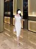 Vestido Branco Off-Shoulder Estilo Francês Hepburn Emagrecedor Elegante Registro de Noivado Midi Slim Moderno para Mulheres