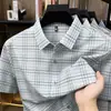 Camisa de Manga Corta Fresca de Seda Helada Estilo Nuevo de Verano para Hombre, Camisa a Cuadros de Manga Media Sin Costuras con Cuello para Negocios Casual para Hombre