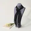 Bufanda de gasa con forma de diamante para mujer, estilo coreano, estampado a cuadros, bufanda larga para el cuello con hebilla de bufanda de flor de rosa tridimensional, cinta elegante