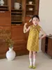 Cheongsam Amarillo Brillante con Patrón Floral de Brocado de la Dinastía Song, Lleno de Elegancia, Estilo Chino Tradicional, Vestido Cheongsam Mejorado de Brocado de Doble Cara sin Mangas