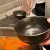 Hot Pot de Carne Famoso na Internet com Fogareiro Cerâmico Único em Formato de Pé e Louças Cerâmicas em Estilo Rústico para Preparação do Hot Pot